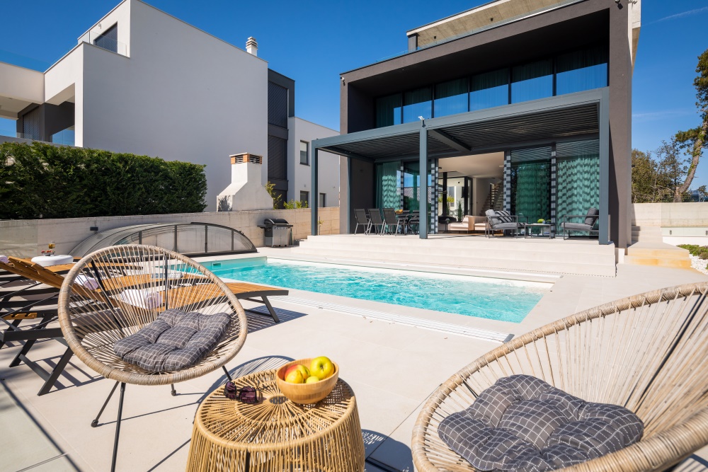 luxury villa pool