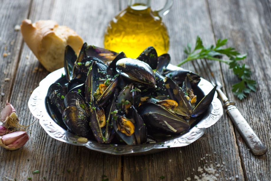 Photo of freshly prepared mussles served on a plate
