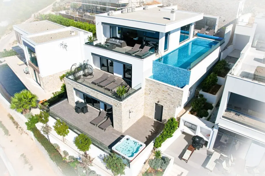 Luxury Villa for rent and guest insurance