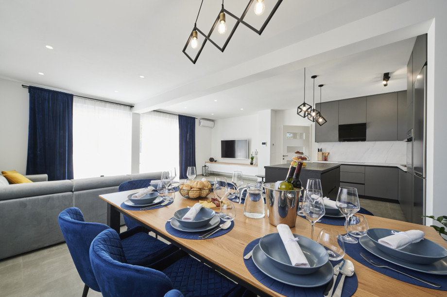 Villa Royal Blue Split (8)