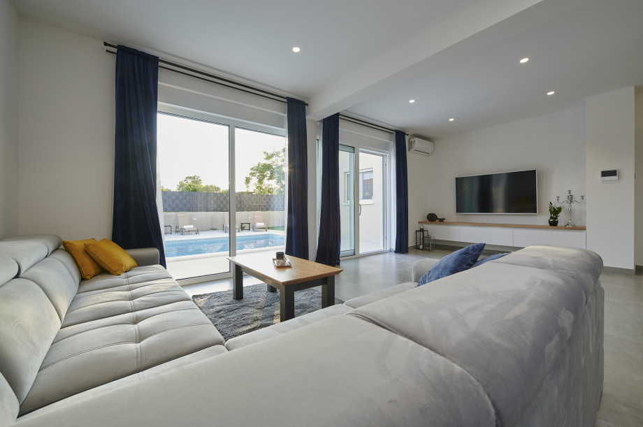 Villa Royal Blue Split (22)